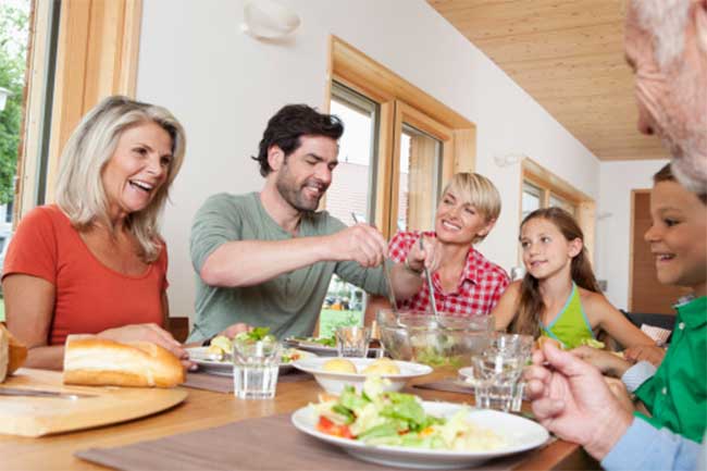 families-eating-together-in-hindi-5-650x433