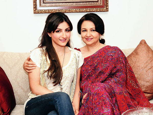 bollywood_mother_daughter_duo_who_worked_together1