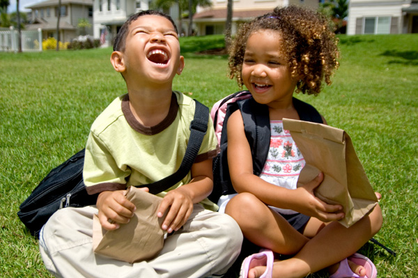 happy-kids-with-lunchboxes_yz91im